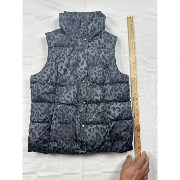 Old Navy Womens Grey Leopard Print Puffer Vest Fleece Lined Snap Front Small - Picture 6 of 6